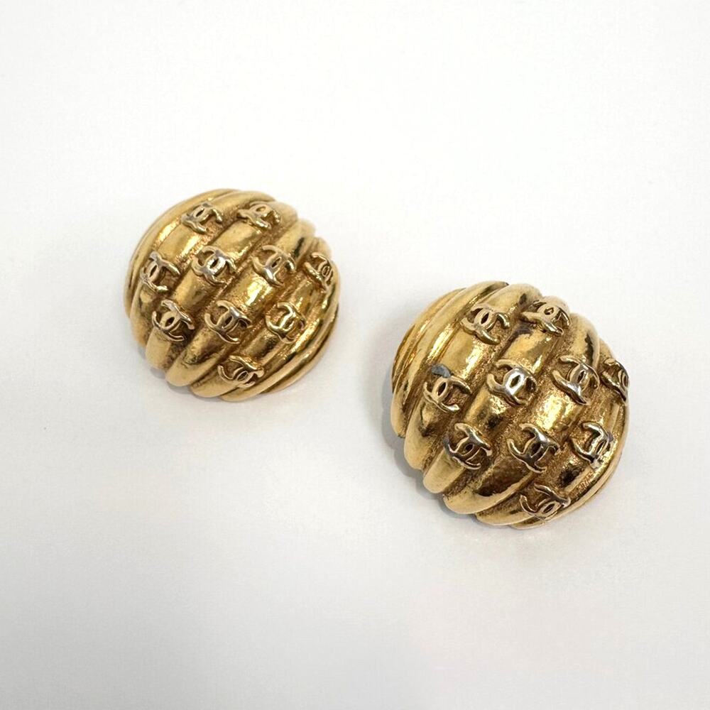 CHANEL Vintage Gold Plated CC Logo Shell Dome Clip On Earrings Round Stamped